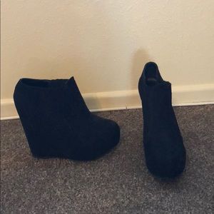 Black wedge shoes